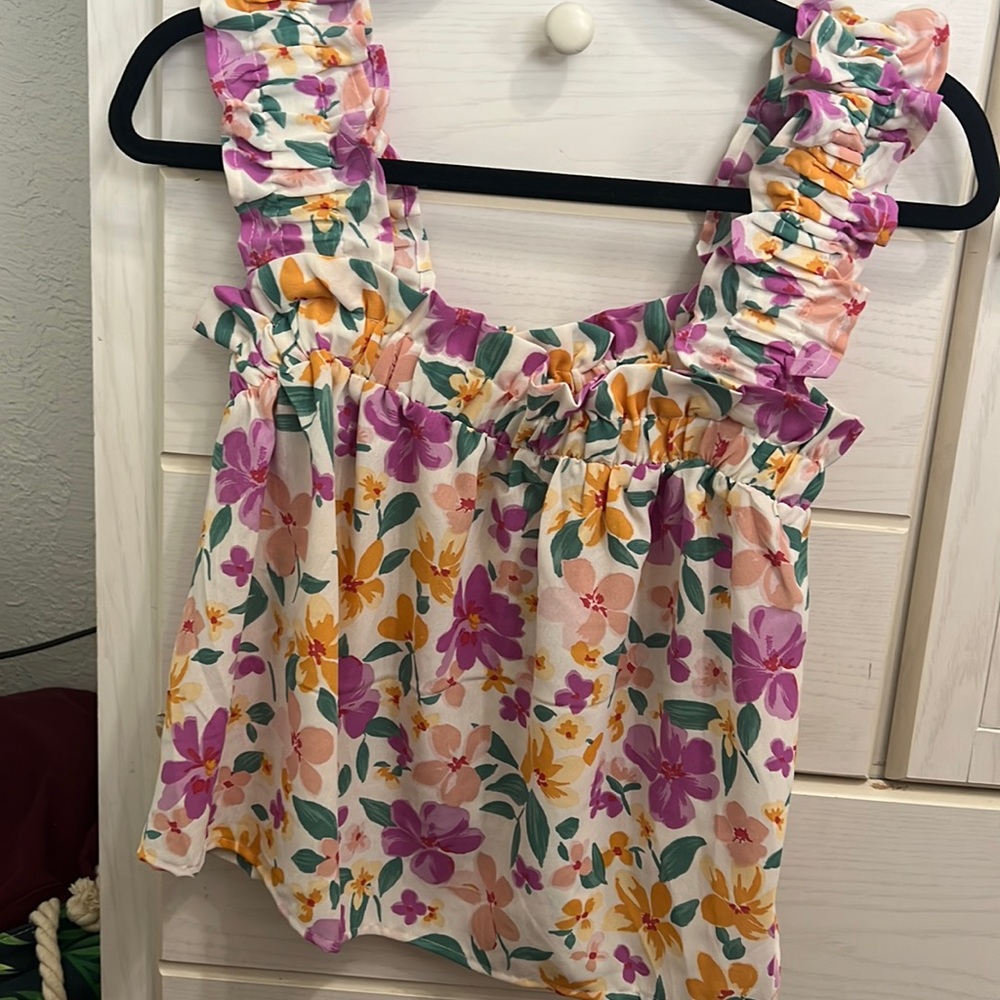 Size M, floral pattern tank top.